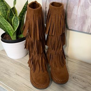Kohl’s SO Lunchbox Fringe Moccasin Boots Sz 8 Rust Color Vegan Leather
